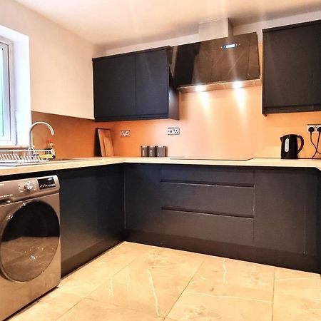 Spacious 6 Bedroom House, 4 Bathrooms, Central, 2 Parking Spaces Σουίντον Εξωτερικό φωτογραφία