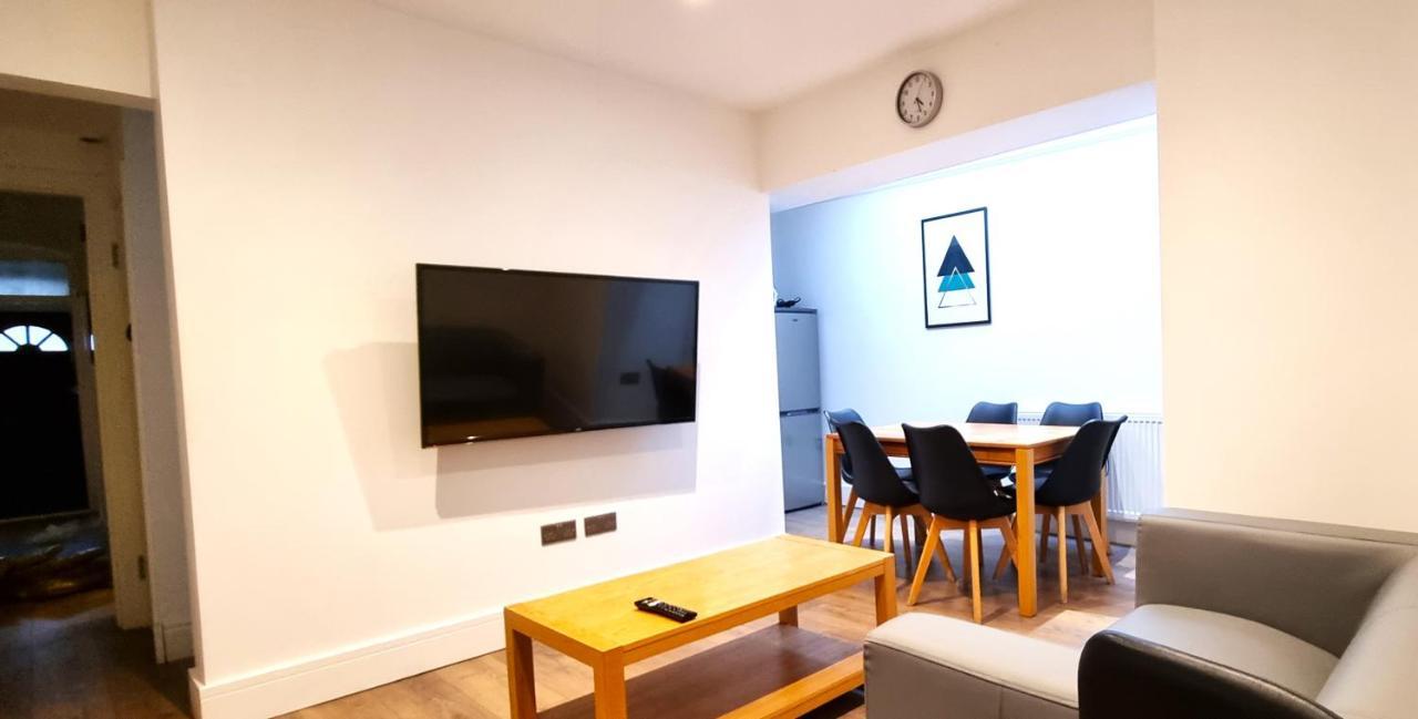 Spacious 6 Bedroom House, 4 Bathrooms, Central, 2 Parking Spaces Σουίντον Εξωτερικό φωτογραφία