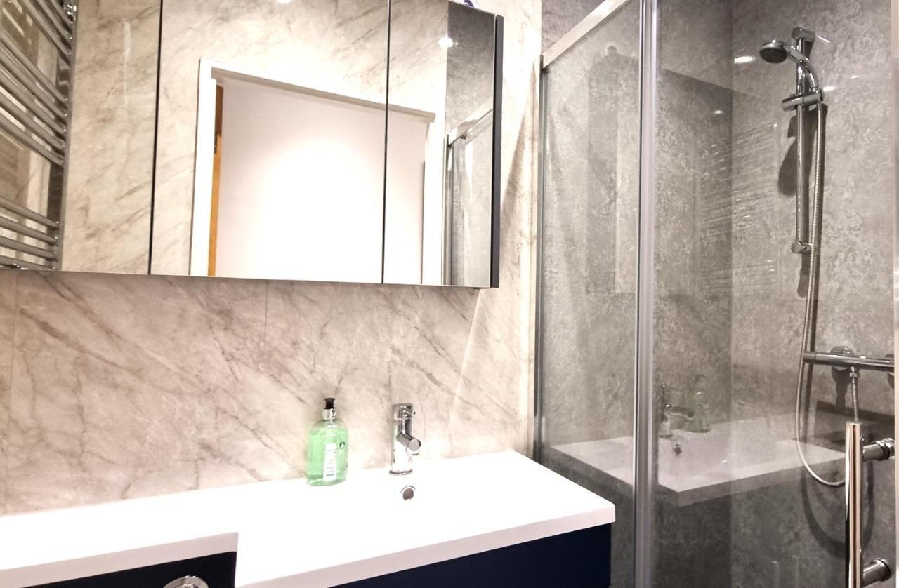 Spacious 6 Bedroom House, 4 Bathrooms, Central, 2 Parking Spaces Σουίντον Εξωτερικό φωτογραφία