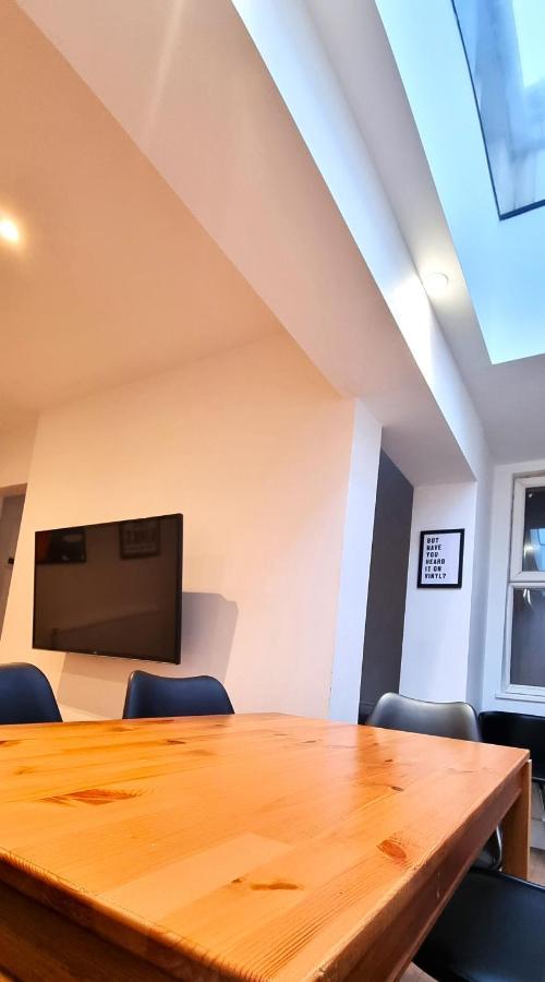 Spacious 6 Bedroom House, 4 Bathrooms, Central, 2 Parking Spaces Σουίντον Εξωτερικό φωτογραφία