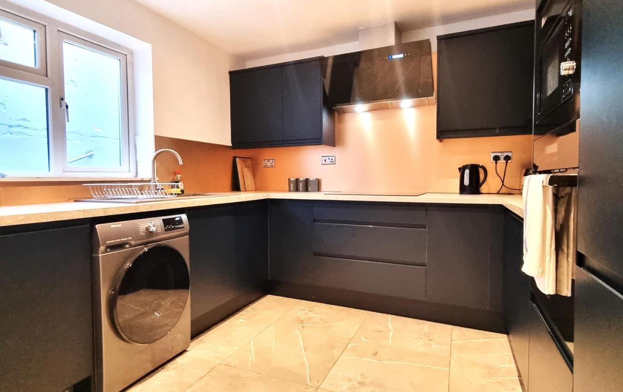 Spacious 6 Bedroom House, 4 Bathrooms, Central, 2 Parking Spaces Σουίντον Εξωτερικό φωτογραφία