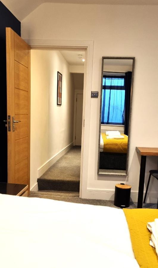 Spacious 6 Bedroom House, 4 Bathrooms, Central, 2 Parking Spaces Σουίντον Εξωτερικό φωτογραφία