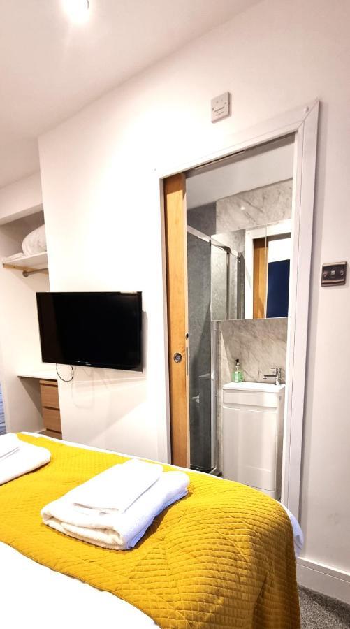 Spacious 6 Bedroom House, 4 Bathrooms, Central, 2 Parking Spaces Σουίντον Εξωτερικό φωτογραφία