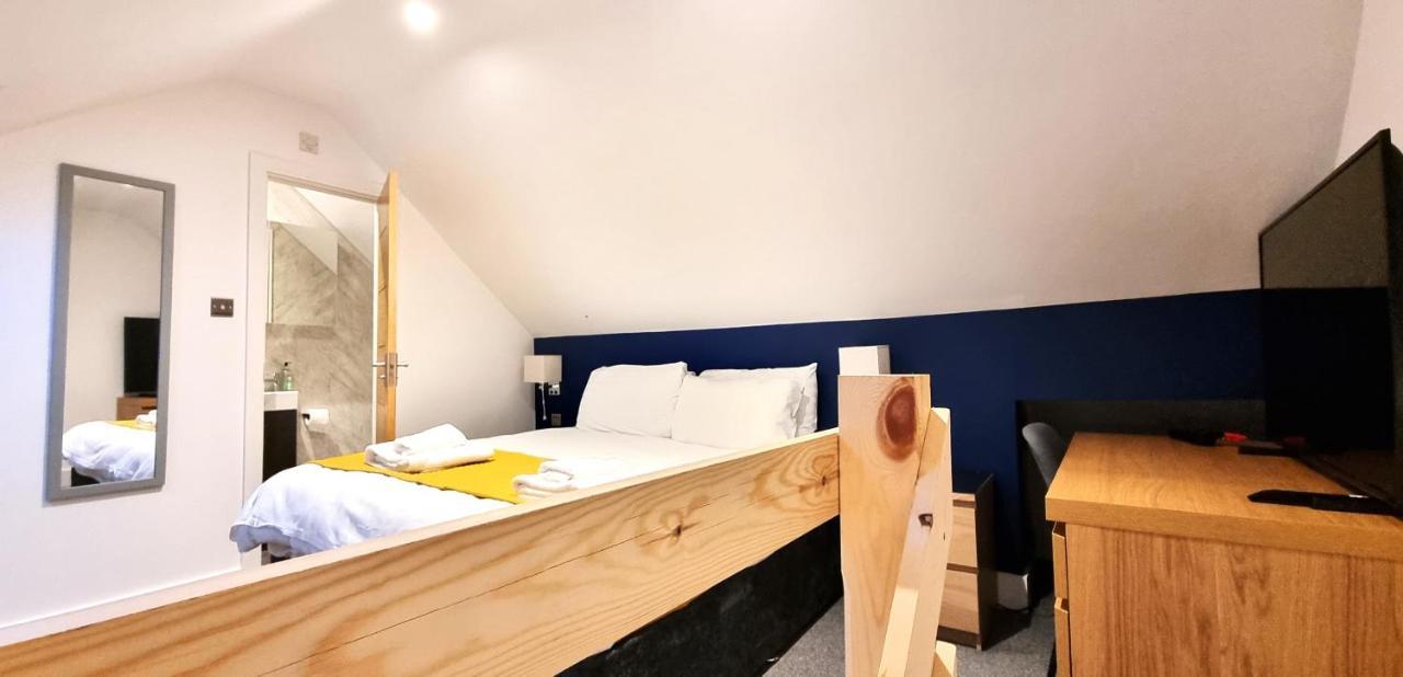 Spacious 6 Bedroom House, 4 Bathrooms, Central, 2 Parking Spaces Σουίντον Εξωτερικό φωτογραφία