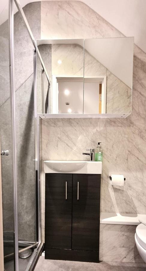 Spacious 6 Bedroom House, 4 Bathrooms, Central, 2 Parking Spaces Σουίντον Εξωτερικό φωτογραφία