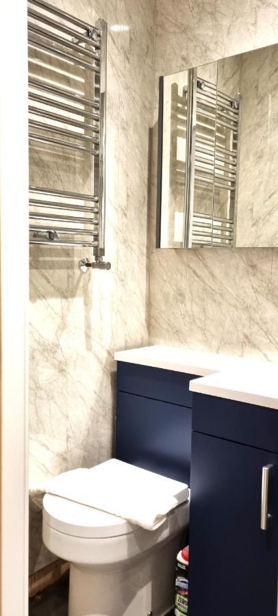 Spacious 6 Bedroom House, 4 Bathrooms, Central, 2 Parking Spaces Σουίντον Εξωτερικό φωτογραφία