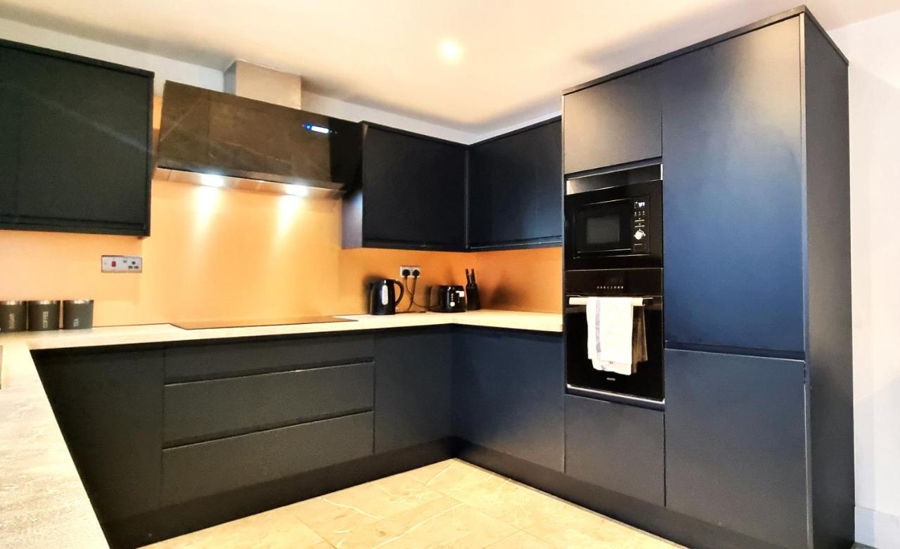 Spacious 6 Bedroom House, 4 Bathrooms, Central, 2 Parking Spaces Σουίντον Εξωτερικό φωτογραφία